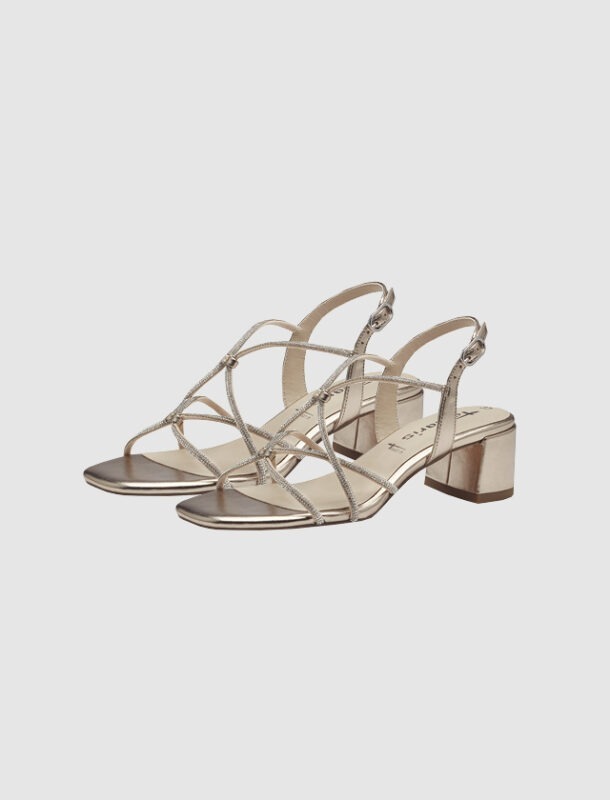 Beige Riemchensandalen mit Blockabsatz. Beige Riemchensandalen mit Blockabsatz.