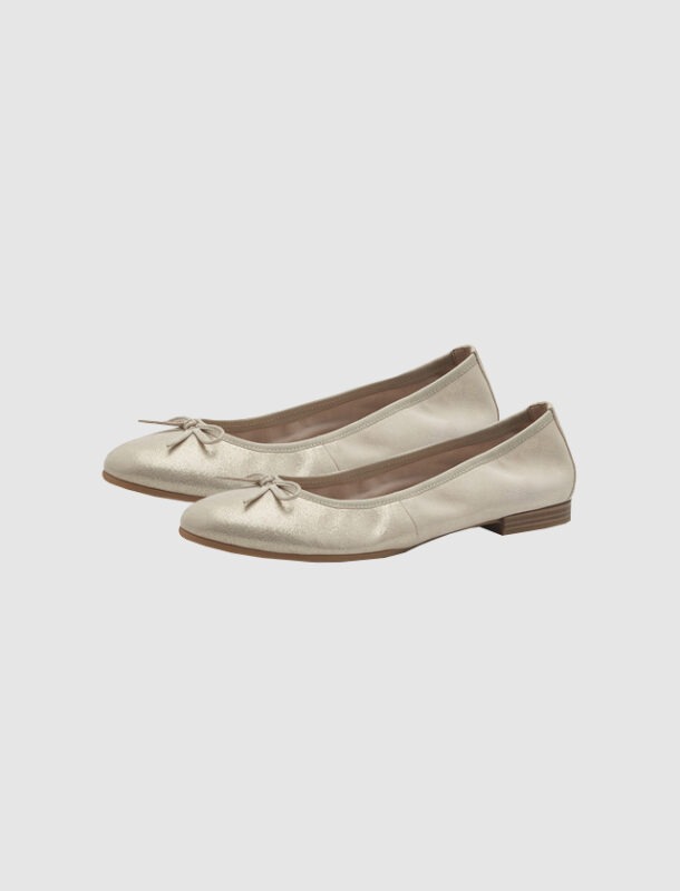 Beige Ballerinas mit einer Schleife. Beige Ballerinas mit einer Schleife.