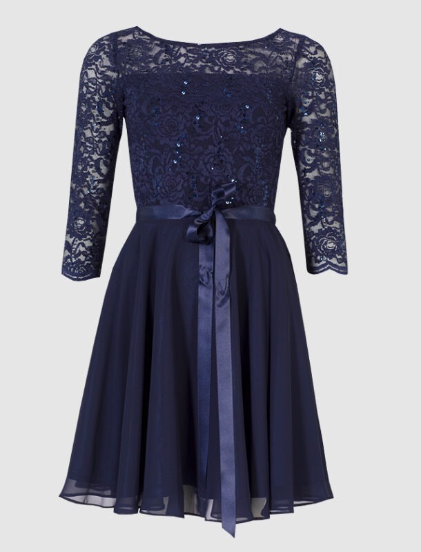 Ein elegantes, dunkelblaues Kleid mit Spitze und drei Viertelärmeln, dekoriert mit einem Satinband in der Taille. Ein elegantes, dunkelblaues Kleid mit Spitze und drei Viertelärmeln, dekoriert mit einem Satinband in der Taille.