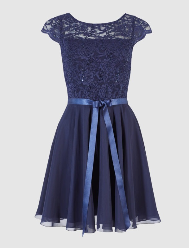 Ein elegantes, dunkelblaues Kleid aus Spitze mit Tüllrock und Satinband. Ein elegantes, dunkelblaues Kleid aus Spitze mit Tüllrock und Satinband.