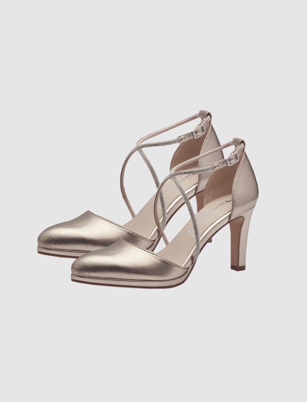 Ein Paar schicke, goldfarbene High Heels mit gekreuzten Riemen. Ein Paar schicke, goldfarbene High Heels mit gekreuzten Riemen.