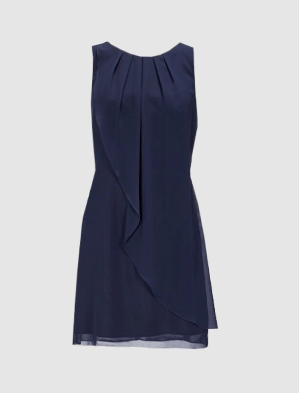 Ein ärmelloses, dunkelblaues Kleid mit Raffung und einem asymmetrischen Saum. Ein ärmelloses, dunkelblaues Kleid mit Raffung und einem asymmetrischen Saum.