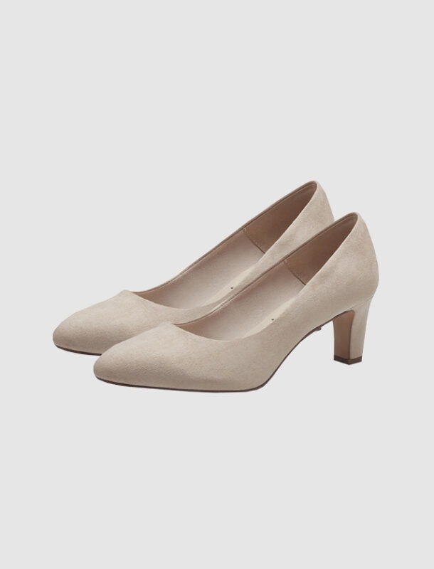 Beige Pumps mit niedrigem Absatz. Beige Pumps mit niedrigem Absatz.