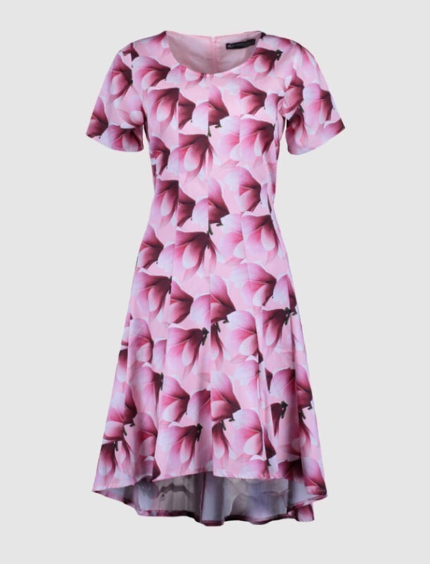 Ein rosa Kleid mit floralem Muster in Pinktönen. Ein rosa Kleid mit floralem Muster in Pinktönen.