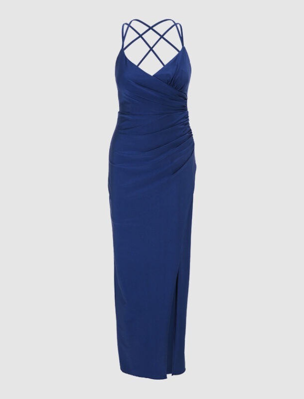 Ein elegantes, ärmelloses Abendkleid in Dunkelblau mit gekreuzten Trägern und Drapierungen. Ein elegantes, ärmelloses Abendkleid in Dunkelblau mit gekreuzten Trägern und Drapierungen.