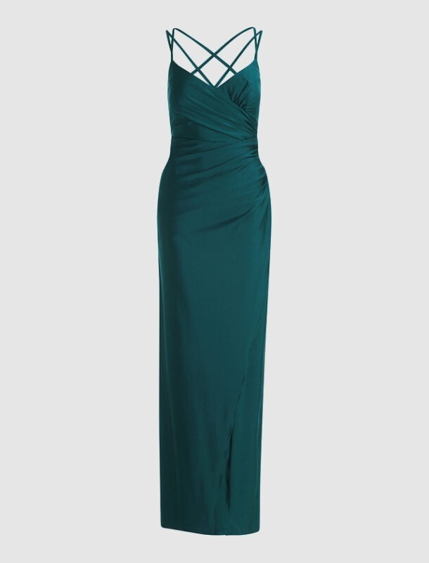 Ein langes, elegantes Kleid in Türkis mit schmalen, gekreuzten Trägern und Drapierung. Ein langes, elegantes Kleid in Türkis mit schmalen, gekreuzten Trägern und Drapierung.