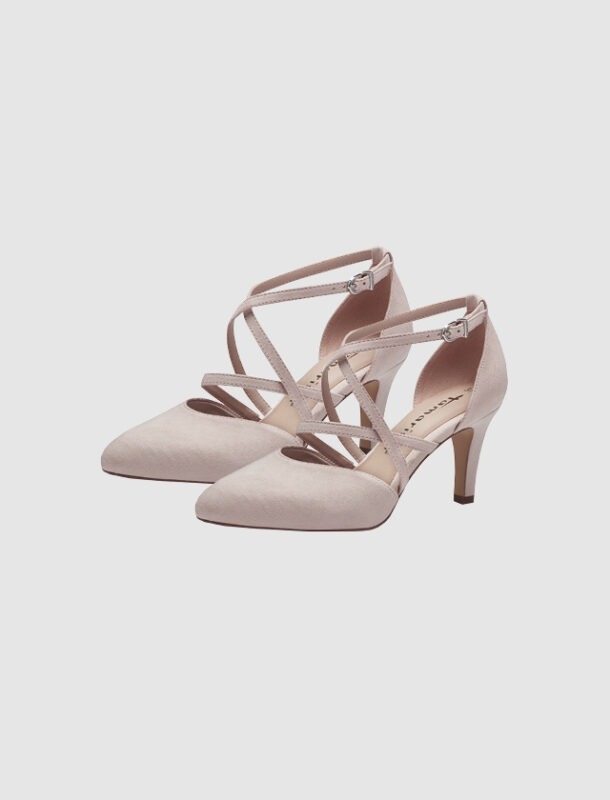 Beige Pumps mit verzierten Riemen und einem hohen Absatz. Beige Pumps mit verzierten Riemen und einem hohen Absatz.