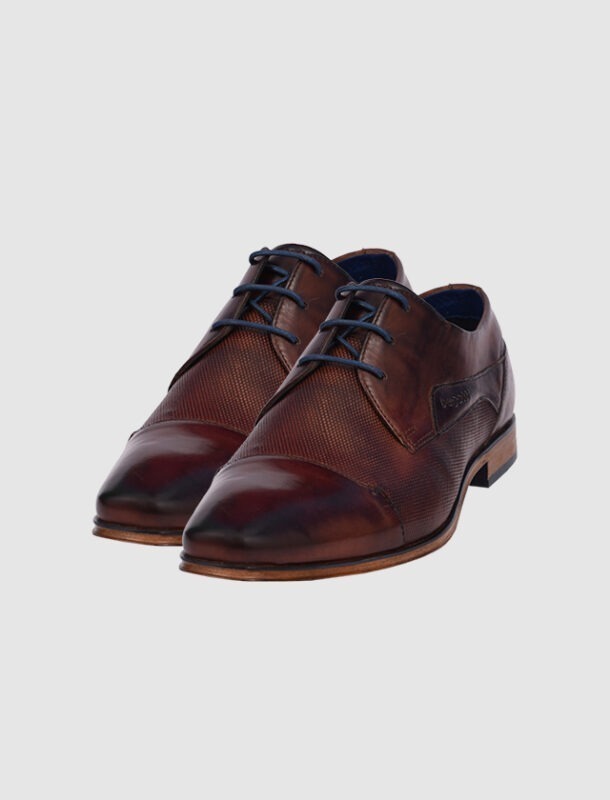 Braune, elegante Schuhe mit zusätzlicher Struktur und schnörkeligen Details. Braune, elegante Schuhe mit zusätzlicher Struktur und schnörkeligen Details.