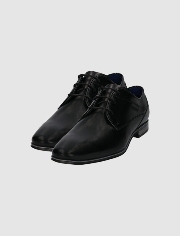Schwarze Lederschuhe mit Schnürung. Schwarze Lederschuhe mit Schnürung.