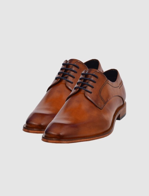 Braune Lederschuhe mit Schnürung. Braune Lederschuhe mit Schnürung.