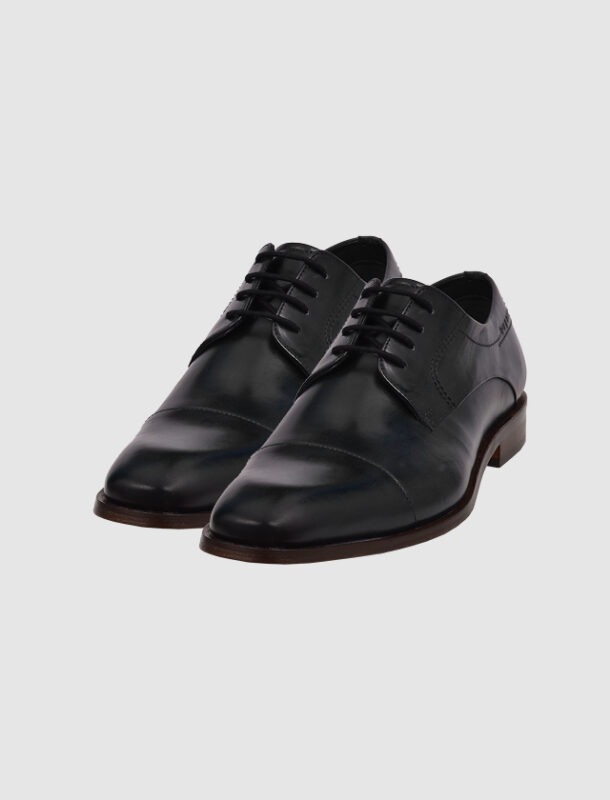 Schwarze, elegante Lederschuhe mit Schnürung. Schwarze, elegante Lederschuhe mit Schnürung.