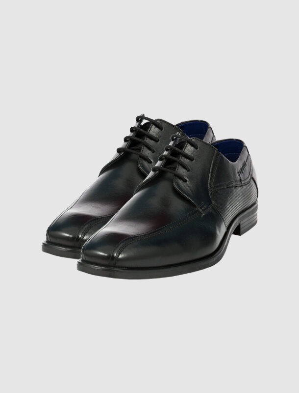 Schwarze Halbschuhe mit Schnürung. Schwarze Halbschuhe mit Schnürung.