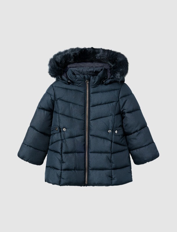 Eine dunkelblaue, gepolsterte Winterjacke mit Kapuze und Reißverschluss.