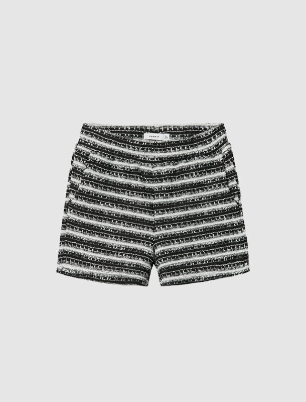 Gestreifte Shorts in Schwarz und Weiß.
