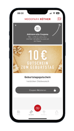Ein Mobilgerät zeigt einen Gutschein im Modepark Röther für 10 € zum Geburtstag. Ein Mobilgerät zeigt einen Gutschein im Modepark Röther für 10 € zum Geburtstag.