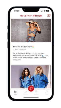 Handybildschirm mit der Modepark Röther App, zeigt Bademode und Modellbilder. Handybildschirm mit der Modepark Röther App, zeigt Bademode und Modellbilder.
