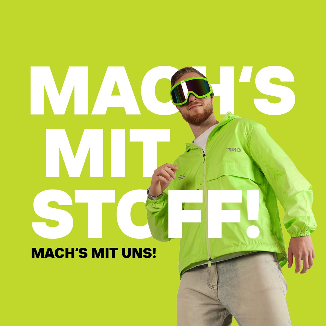 Ein Mann in einer leuchtend grünen Jacke trägt eine Skibrille vor einem grünen Hintergrund. Der Text "MACH'S MIT STOFF!" und "MACH'S MIT UNS!" ist prominent platziert.