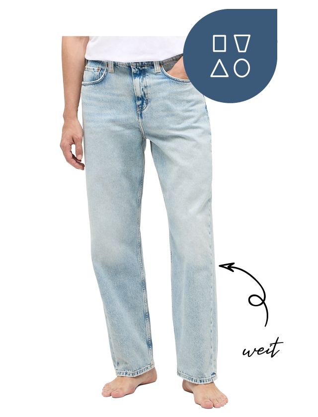 Ein Mann trägt eine blaue Relexed-Jeans mit weitem Bein und ein weißes T-Shirt. Ein Mann trägt eine blaue Relexed-Jeans mit weitem Bein und ein weißes T-Shirt.