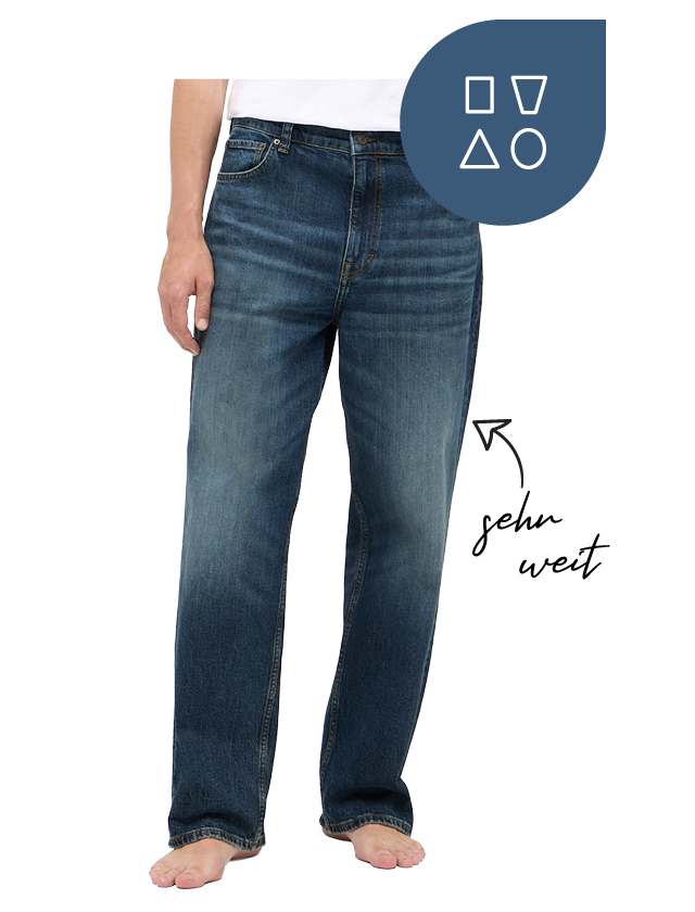 Ein Mann trägt eine blaue Baggy-Jeans mit sehr weitem Bein und ein weißes T-Shirt. Ein Mann trägt eine blaue Baggy-Jeans mit sehr weitem Bein und ein weißes T-Shirt.