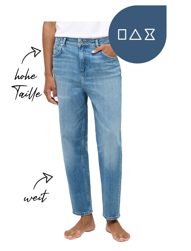 Eine Frau trägt eine blaue Mom-Jeans mit weitem Bein und ein weißes T-Shirt. Eine Frau trägt eine blaue Mom-Jeans mit weitem Bein und ein weißes T-Shirt.