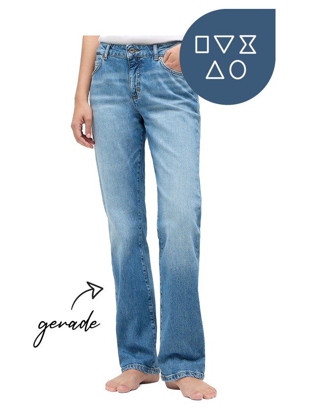 2026-02-18_Jeans_Wochen_Guide_FITS3 Eine Frau trägt eine blaue Straight-Jeans mit geradem Bein und ein weißes T-Shirt.