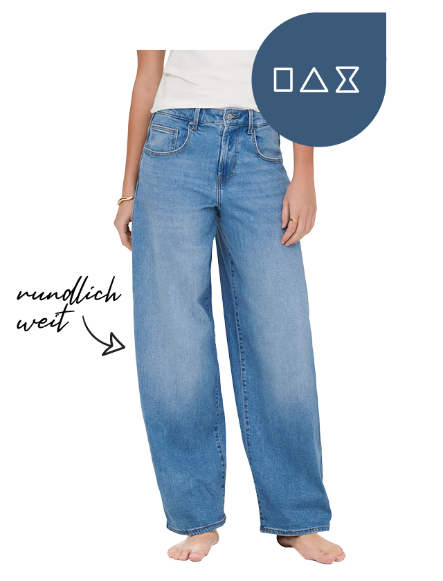 Eine Frau trägt eine blaue Barrel-Jeans mit rundlich weitem Bein und ein weißes T-Shirt. Eine Frau trägt eine blaue Barrel-Jeans mit rundlich weitem Bein und ein weißes T-Shirt.