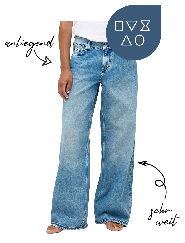 Eine Frau trägt eine blaue Wide-Jeans mit sehr weitem Bein und ein weißes T-Shirt. Eine Frau trägt eine blaue Wide-Jeans mit sehr weitem Bein und ein weißes T-Shirt.