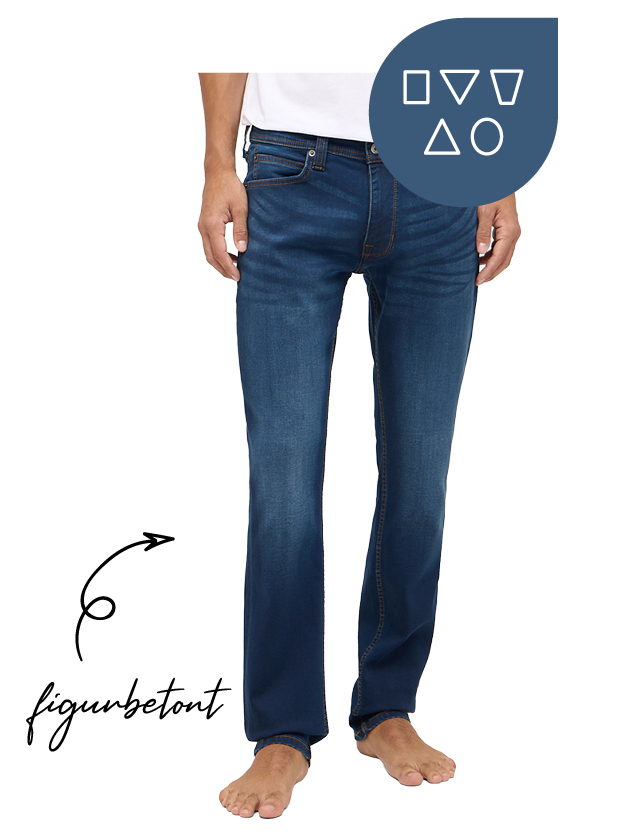 Ein Mann trägt eine blaue figurbetonte Slim-Jeans und ein weißes T-Shirt. Ein Mann trägt eine blaue figurbetonte Slim-Jeans und ein weißes T-Shirt.