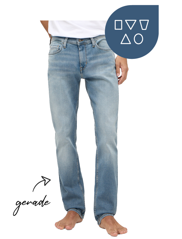 Ein Mann trägt eine blaue Regular-Jeans mit geradem Bein und ein weißes T-Shirt. Ein Mann trägt eine blaue Regular-Jeans mit geradem Bein und ein weißes T-Shirt.