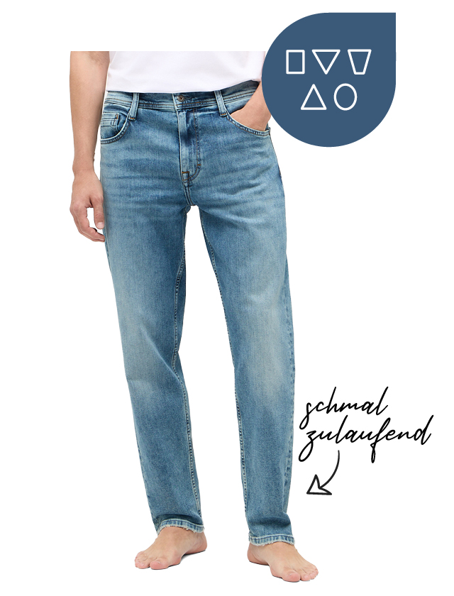 Ein Mann trägt eine blaue Tapered-Jeans mit schmal zulaufendem Bein und ein weißes T-Shirt. Ein Mann trägt eine blaue Tapered-Jeans mit schmal zulaufendem Bein und ein weißes T-Shirt.