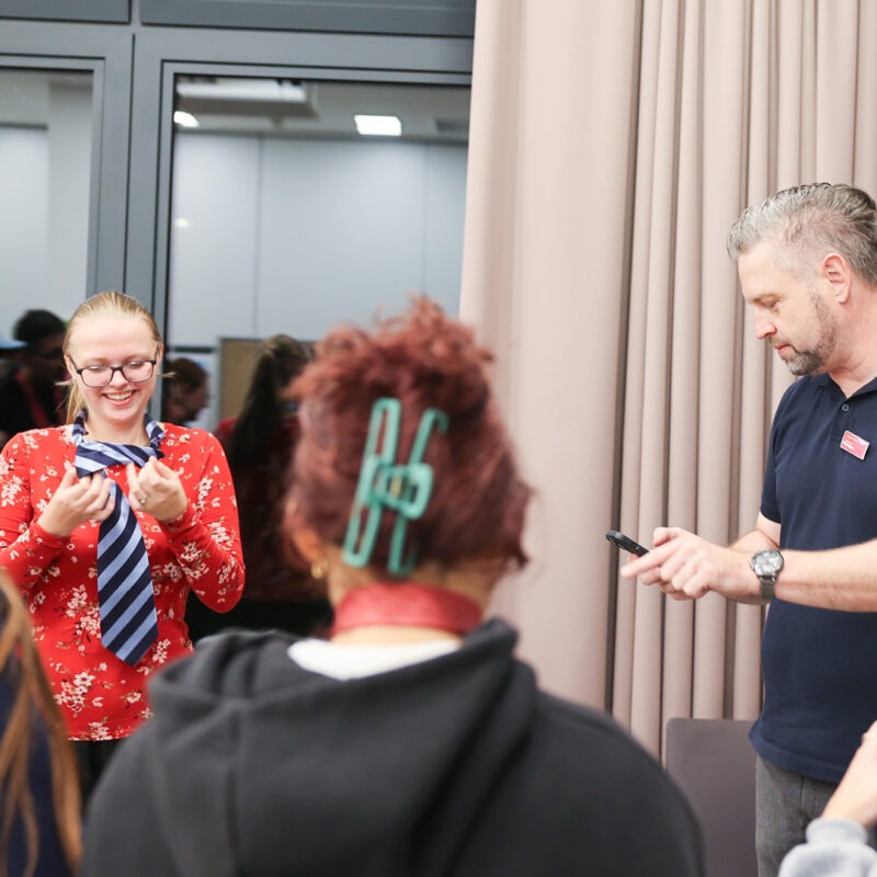 Workshop "Krawatte binden" bei den Azubi-Tagen.