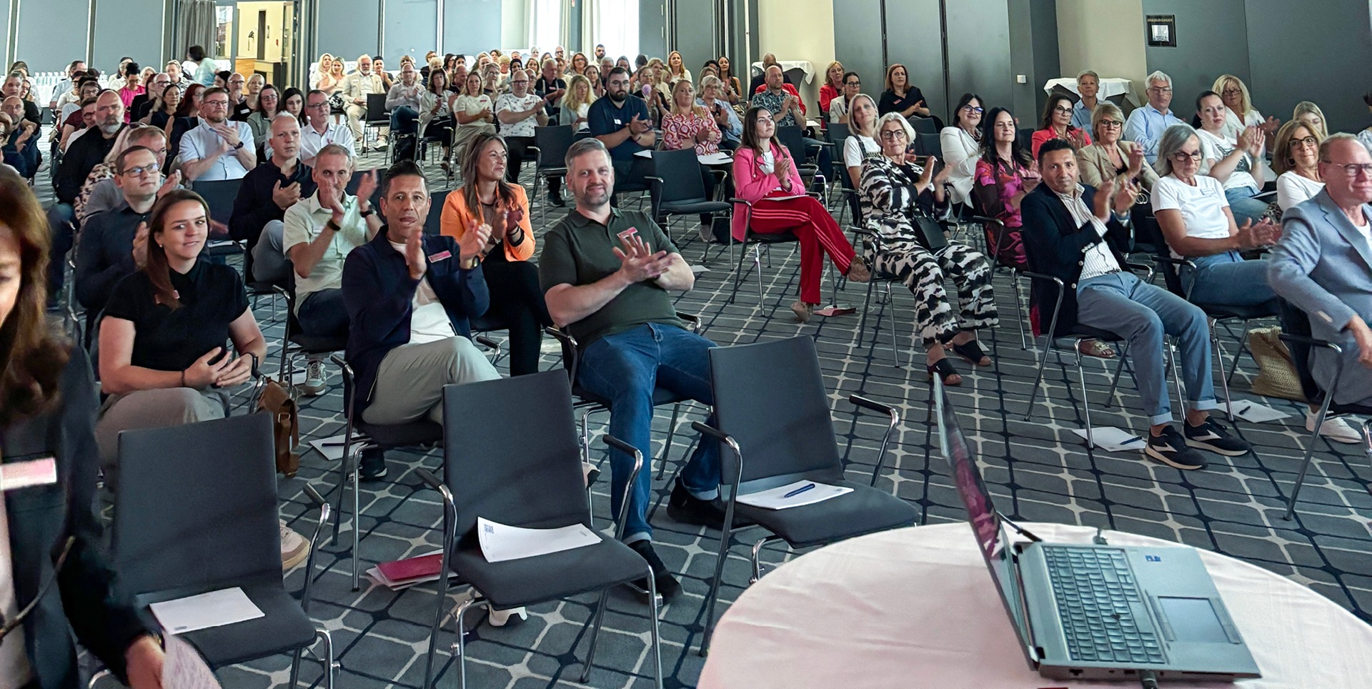 Die Teilnehmende beim Fachvortrag. Die Teilnehmende beim Fachvortrag.