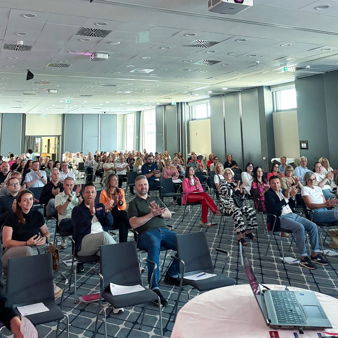 Die Teilnehmende beim Fachvortrag. Die Teilnehmende beim Fachvortrag.