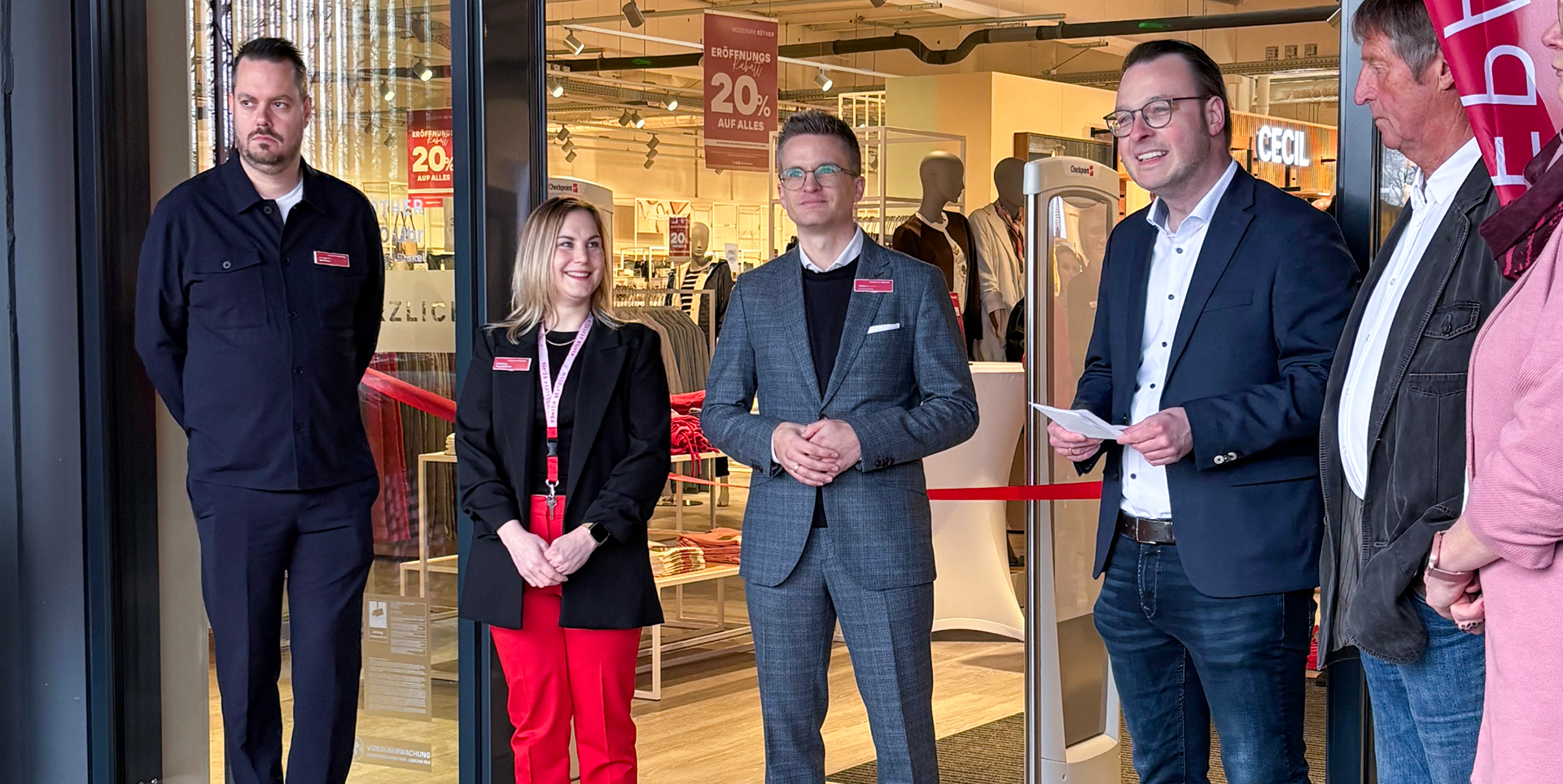 Feierliche Eröffnung Modepark Röther Filialen in Brakel. Mit CSO/CMO Volker Meyer, Filialleiterin Nathalie Borchert, CEO Fabian Messner und Bürgermeister Stadt Brakel Alexander Kleinschmidt (v.l.n.r.).
