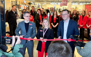 Feierliche Eröffnung Modepark Röther Filialen in Brakel. Mit CEO Fabian Messner, Filialleiterin Nathalie Borchert und Bürgermeister Stadt Brakel Alexander Kleinschmidt (v.l.n.r.).