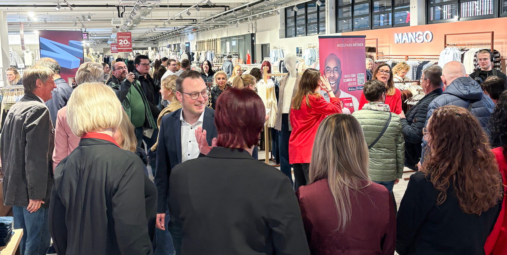 Großer Andrang bei der Eröffnung der neuen Modepark Röther Filiale in Brakel.