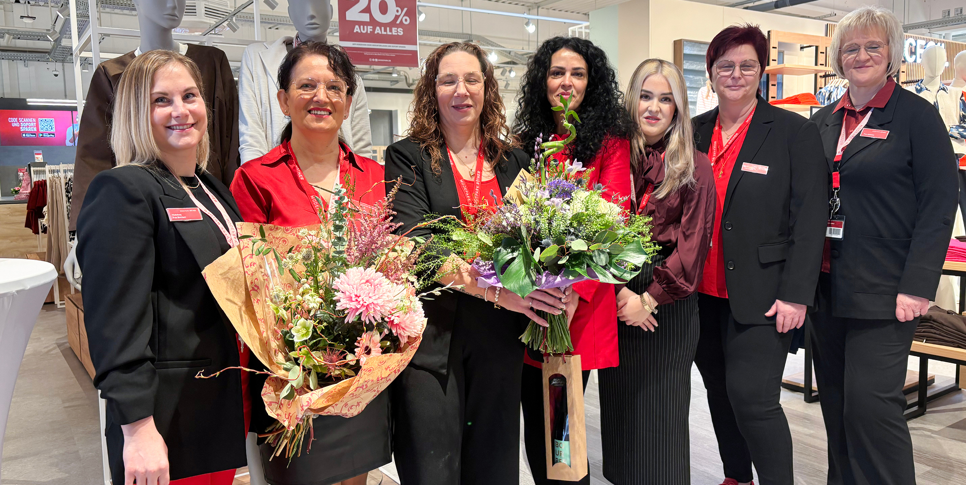 Modepark Röther Team aus Brakel freut sich über die gelungene Eröffnung der neuen Filiale.