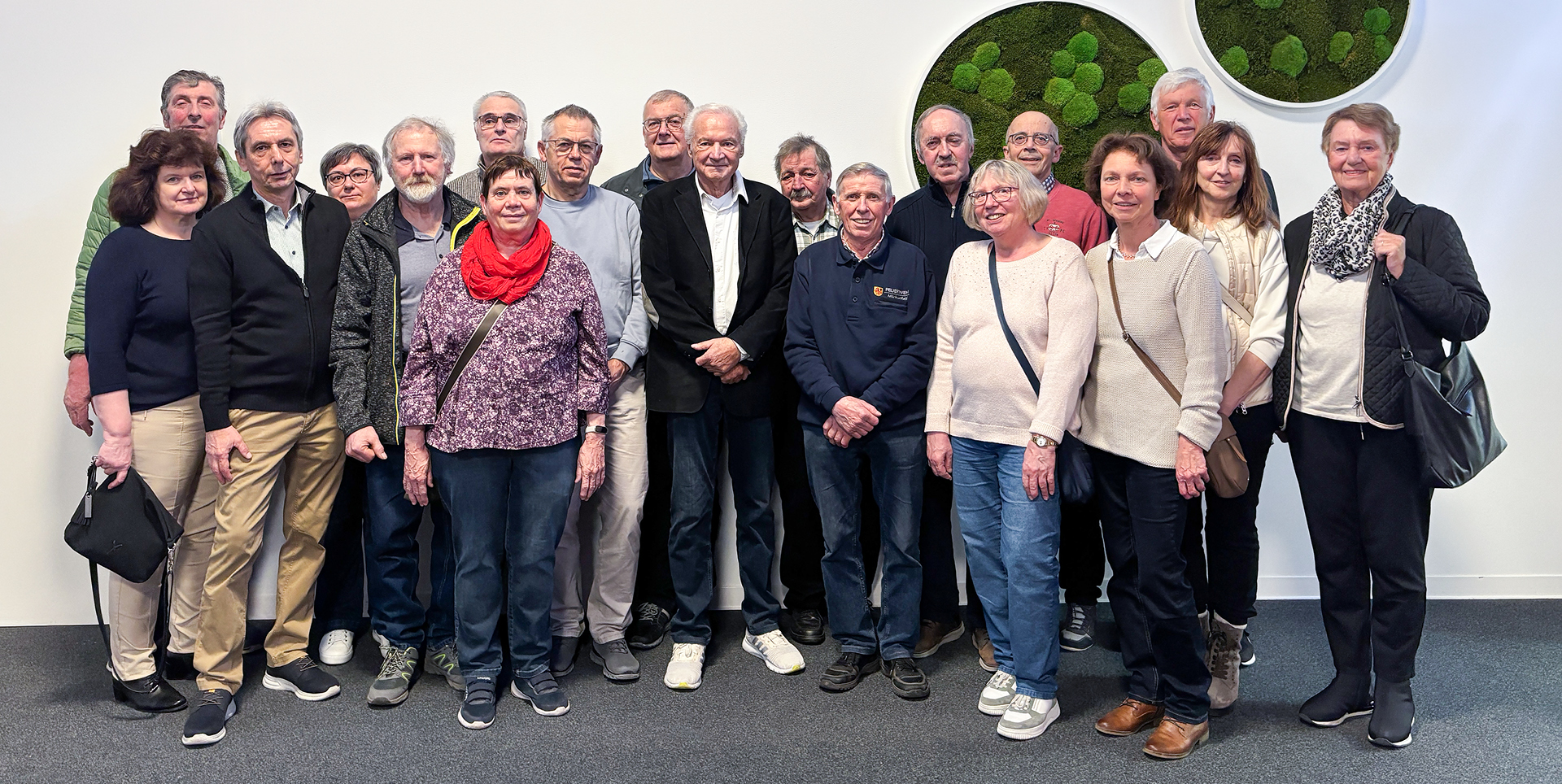 Alterssenioren der Freiwilligen Feuerwehr Michelfeld zu Gast in der Modepark Röther Zentrale in Michelfeld.