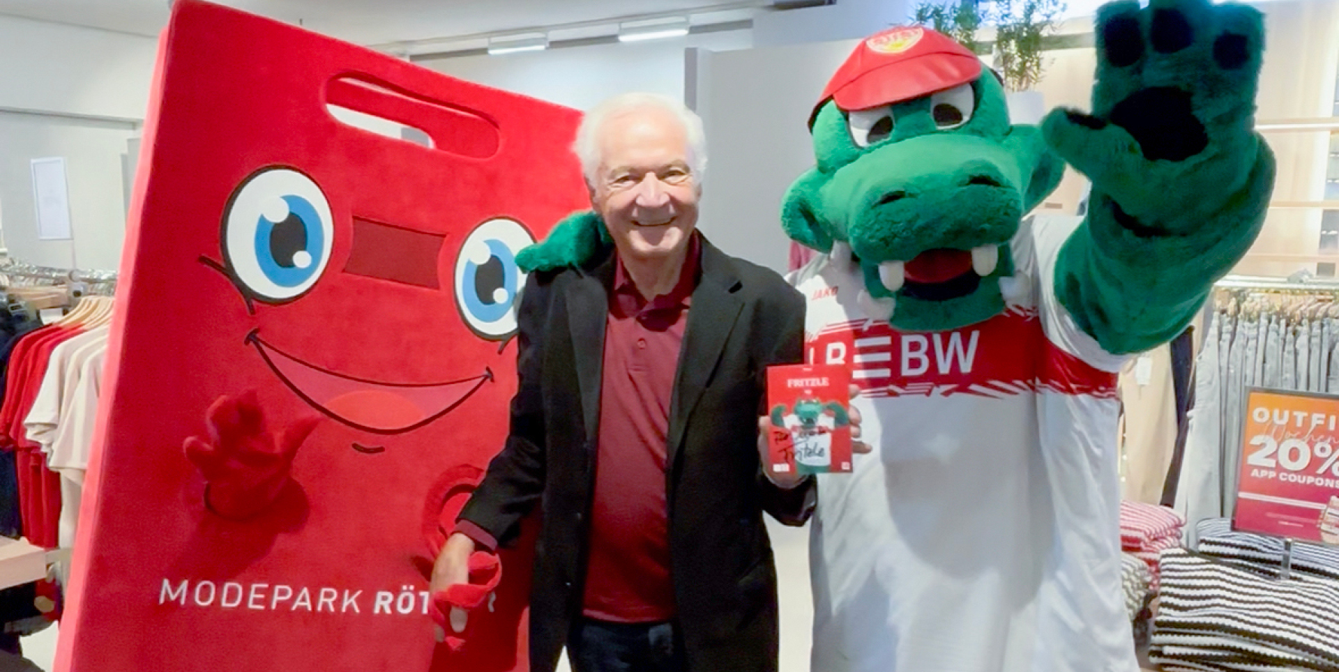 Prominente Gäste bei den Kindertagen. Röthi, das neue Maskottchen von Modepark Röther, Seniorchef Martin Röther und das VFB Fritzle.