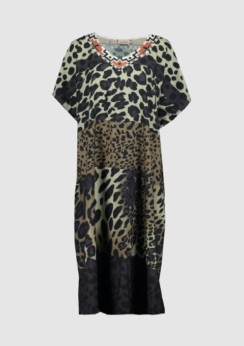 Ein Leopardenmuster-Kleid aus schwarzem und grünem Stoff. Ein Leopardenmuster-Kleid aus schwarzem und grünem Stoff.