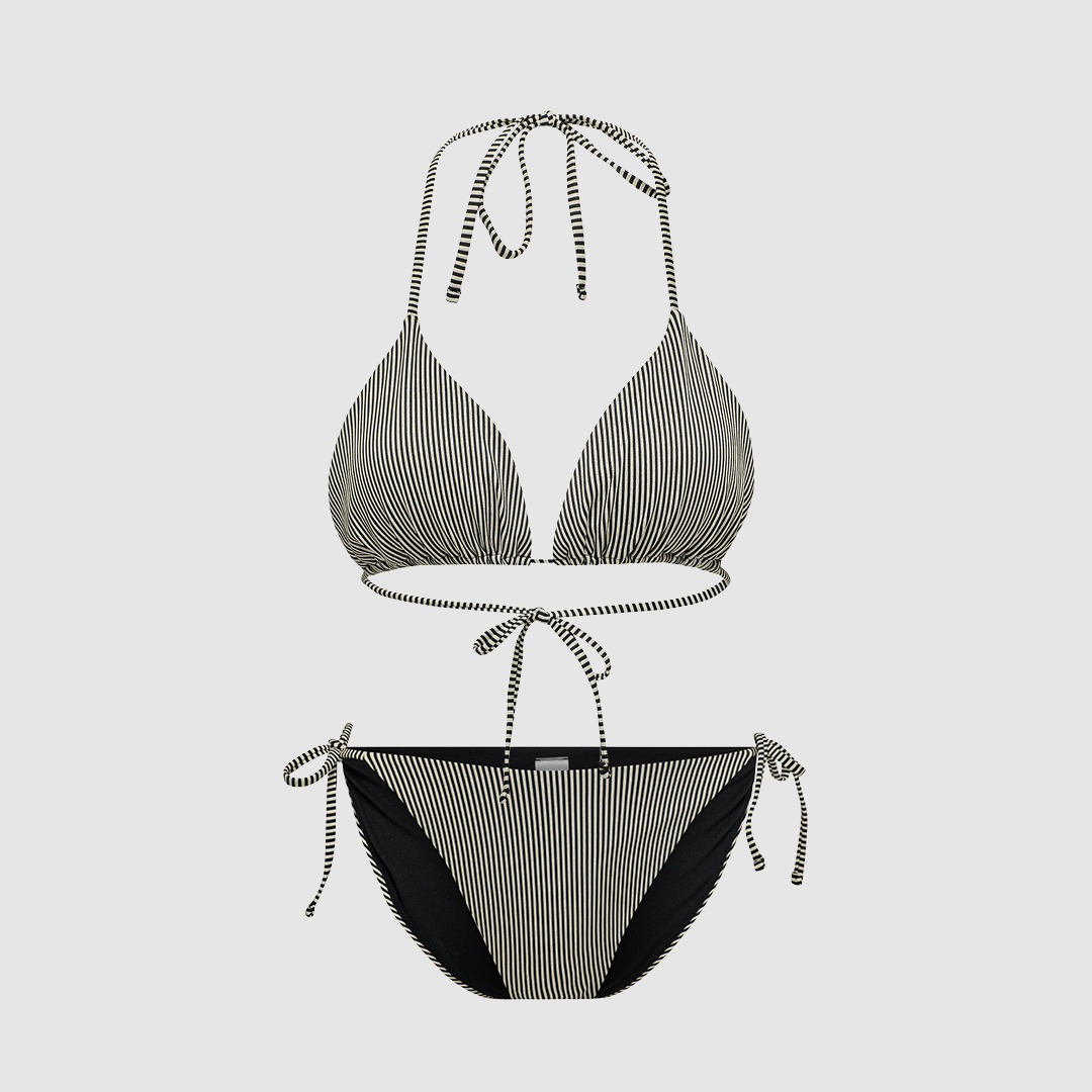 Bikini mit schwarzem und grauem Oberteil sowie Unterteil. Bikini mit schwarzem und grauem Oberteil sowie Unterteil.