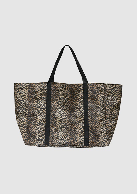 Abbildung einer Tasche mit Leopardenmuster, die auf einem neutralen Hintergrund liegt. Abbildung einer Tasche mit Leopardenmuster, die auf einem neutralen Hintergrund liegt.