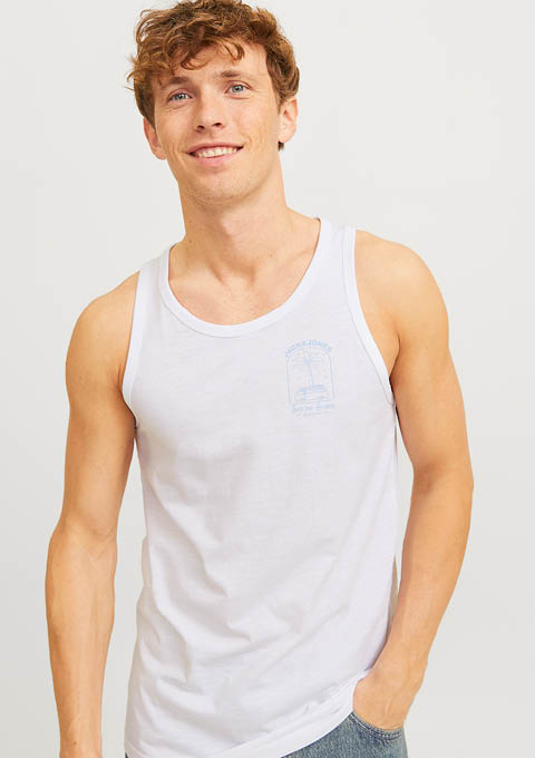 Ein Mann in einem weißen Tanktop steht lässig da. Ein Mann in einem weißen Tanktop steht lässig da.