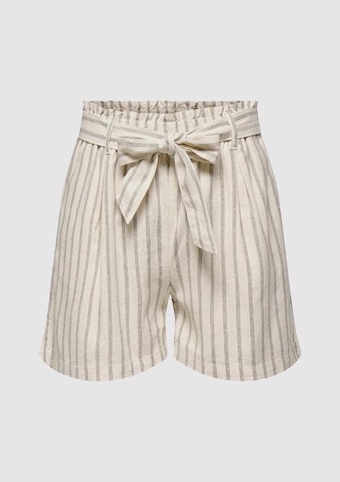 Damen-Shorts mit gestreiftem Bindegürtel, ideal für lässige Sommeroutfits. Damen-Shorts mit gestreiftem Bindegürtel, ideal für lässige Sommeroutfits.