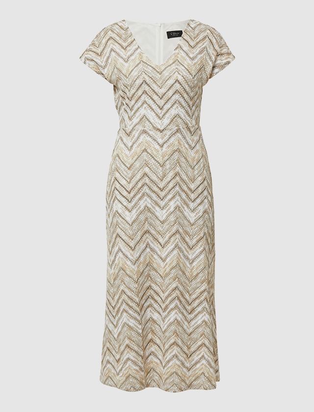 Das Kleid zeigt ein auffälliges Chevron-Muster in Gold und Weiß. Das Kleid zeigt ein auffälliges Chevron-Muster in Gold und Weiß.