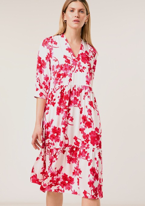 Kleid mit Blumenmuster, gefertigt aus einem bequemen Baumwollmix für einen lässigen Look. Kleid mit Blumenmuster, gefertigt aus einem bequemen Baumwollmix für einen lässigen Look.