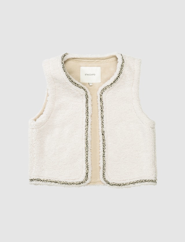 Eine weiße, samtige Weste mit einem einfachen Schnitt und einer dekorativen Borte.