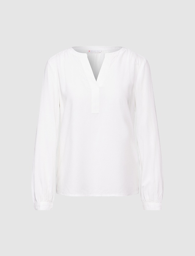 Weißes Oberteil mit langen Ärmeln und V-Ausschnitt.