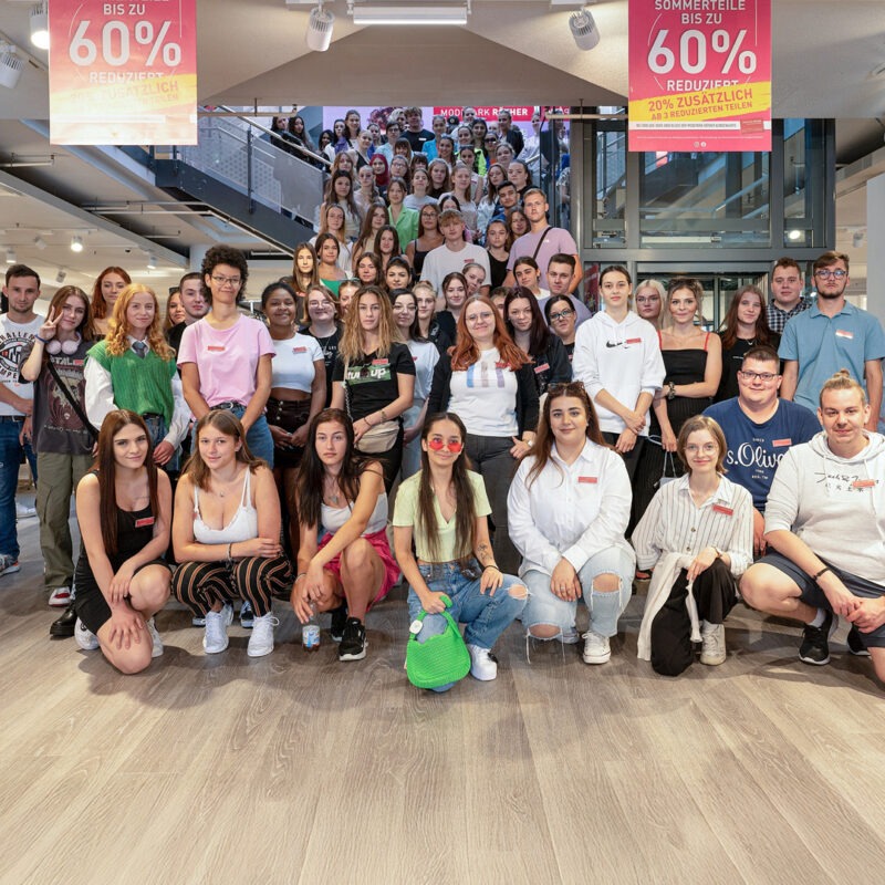 Start der Ausbildung bei MODEPARK RÖTHER 2022 bei den Azubi-Tagen in der Filiale in Michelfeld.