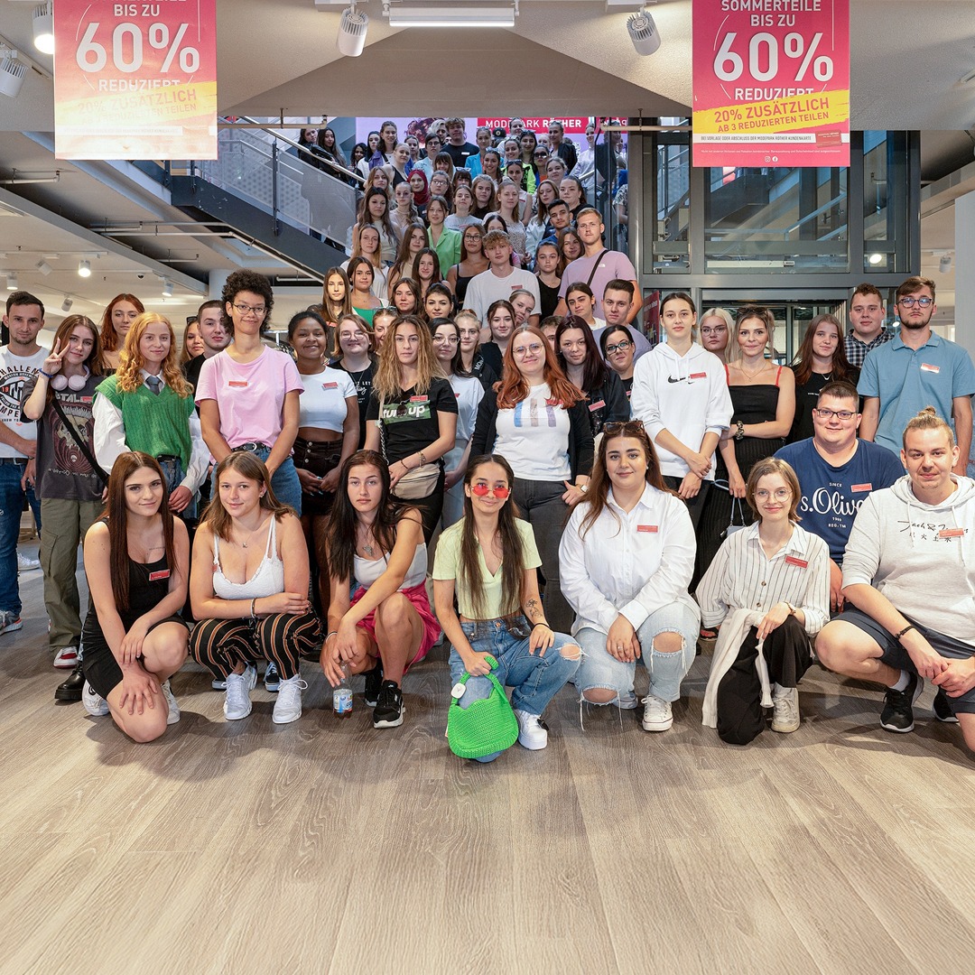 Start der Ausbildung bei MODEPARK RÖTHER 2022 bei den Azubi-Tagen in der Filiale in Michelfeld.